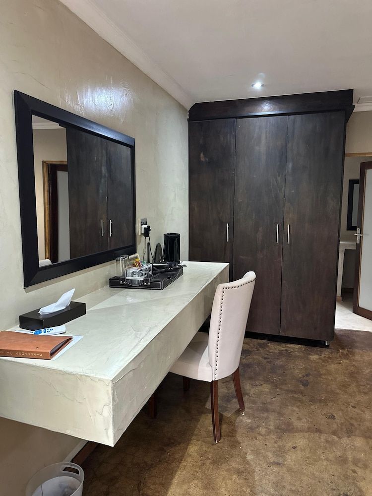 Humdani Game Lodge Deluxe Room 11