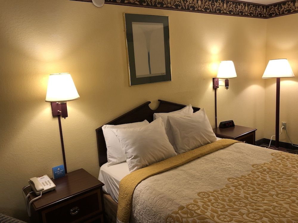 Standard Room, 1 Queen Bed, Refrigerator