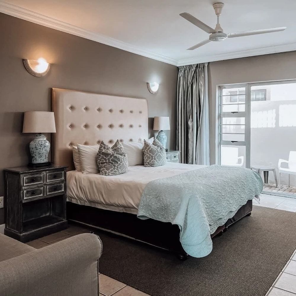 The Mandyville Family Room 5