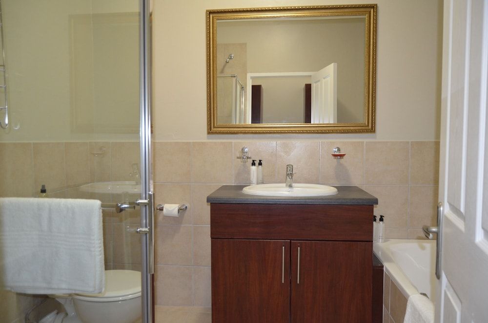 The Mandyville Family Room 8