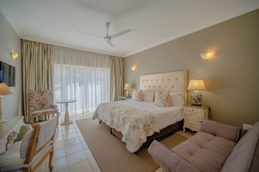 The Mandyville Family Room 3