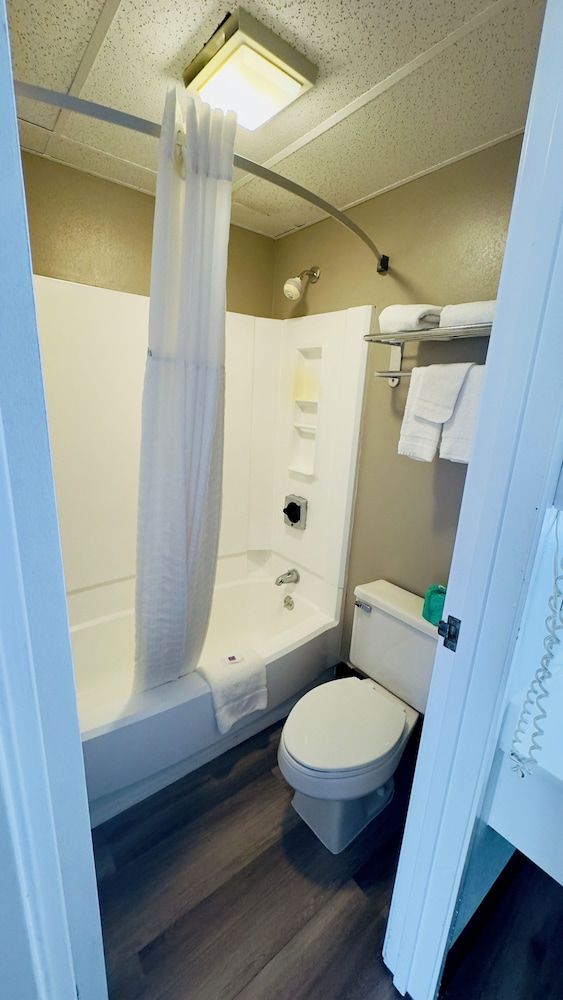 Motel 6 McGraw, NY - Cortland Standard Room, 1 King Bed, Non Smoking 5