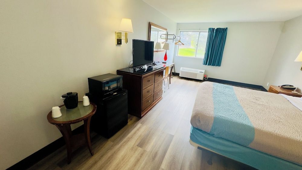 Motel 6 McGraw, NY - Cortland Standard Room, 1 King Bed, Non Smoking