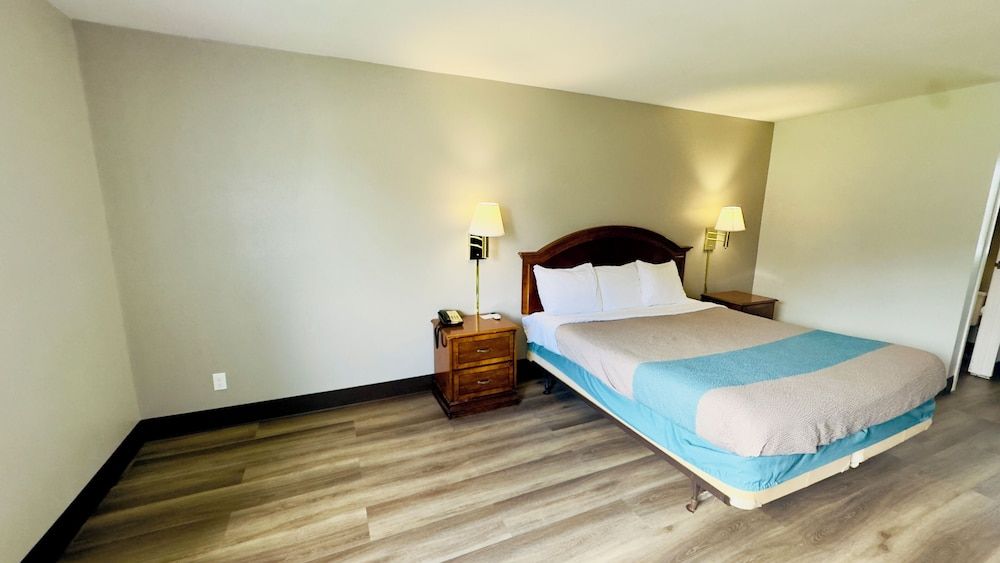 Motel 6 McGraw, NY - Cortland Standard Room, 1 King Bed, Non Smoking 2