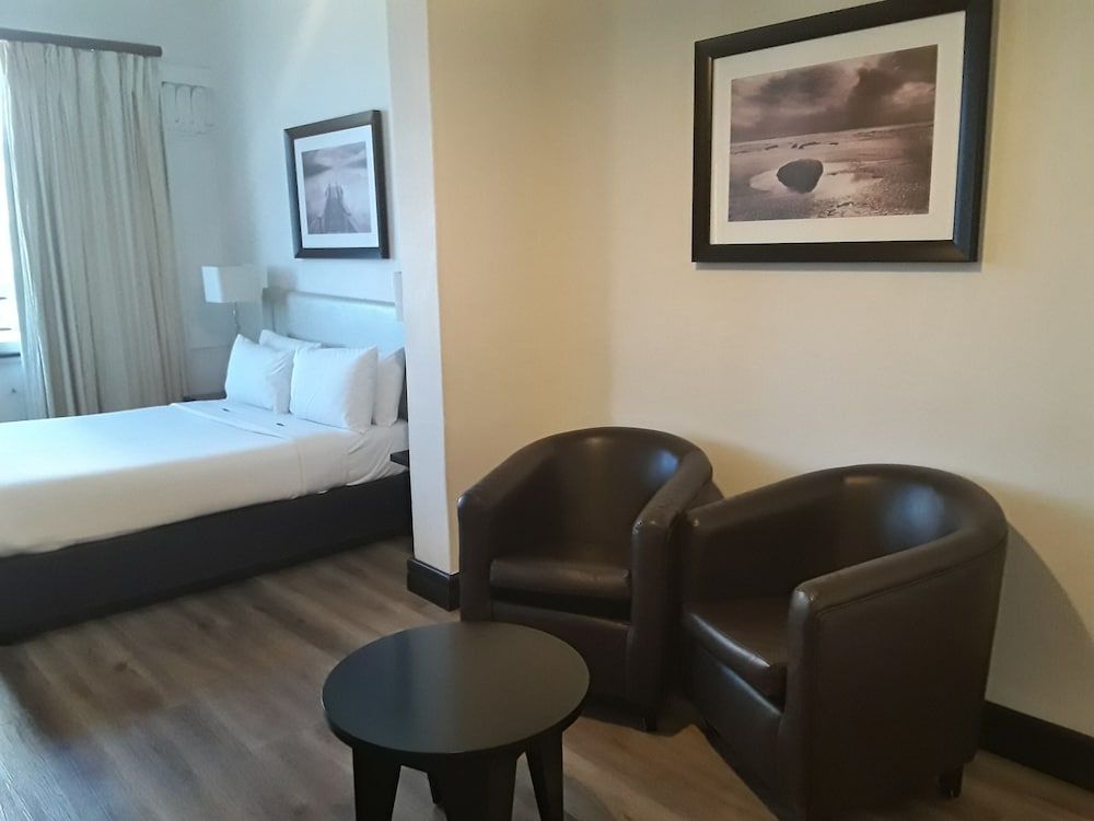 Room, 1 Queen Bed, Partial Sea View