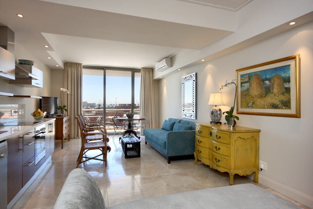 702 Canal Quays Exclusive Apartment, 1 Room, Canal View 9