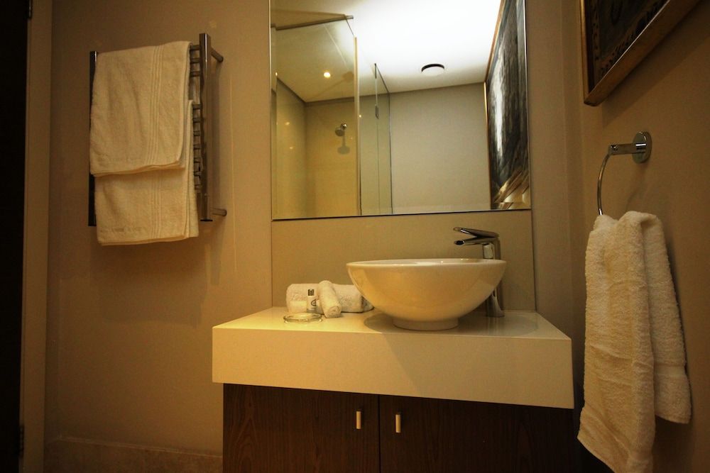 702 Canal Quays Exclusive Apartment, 1 Room, Canal View 7