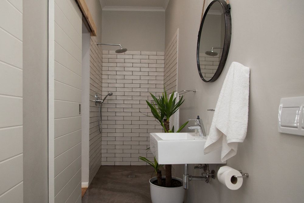 Loddeys Guesthouse Basic Studio, 1 King Bed, Refrigerator & Microwave 3