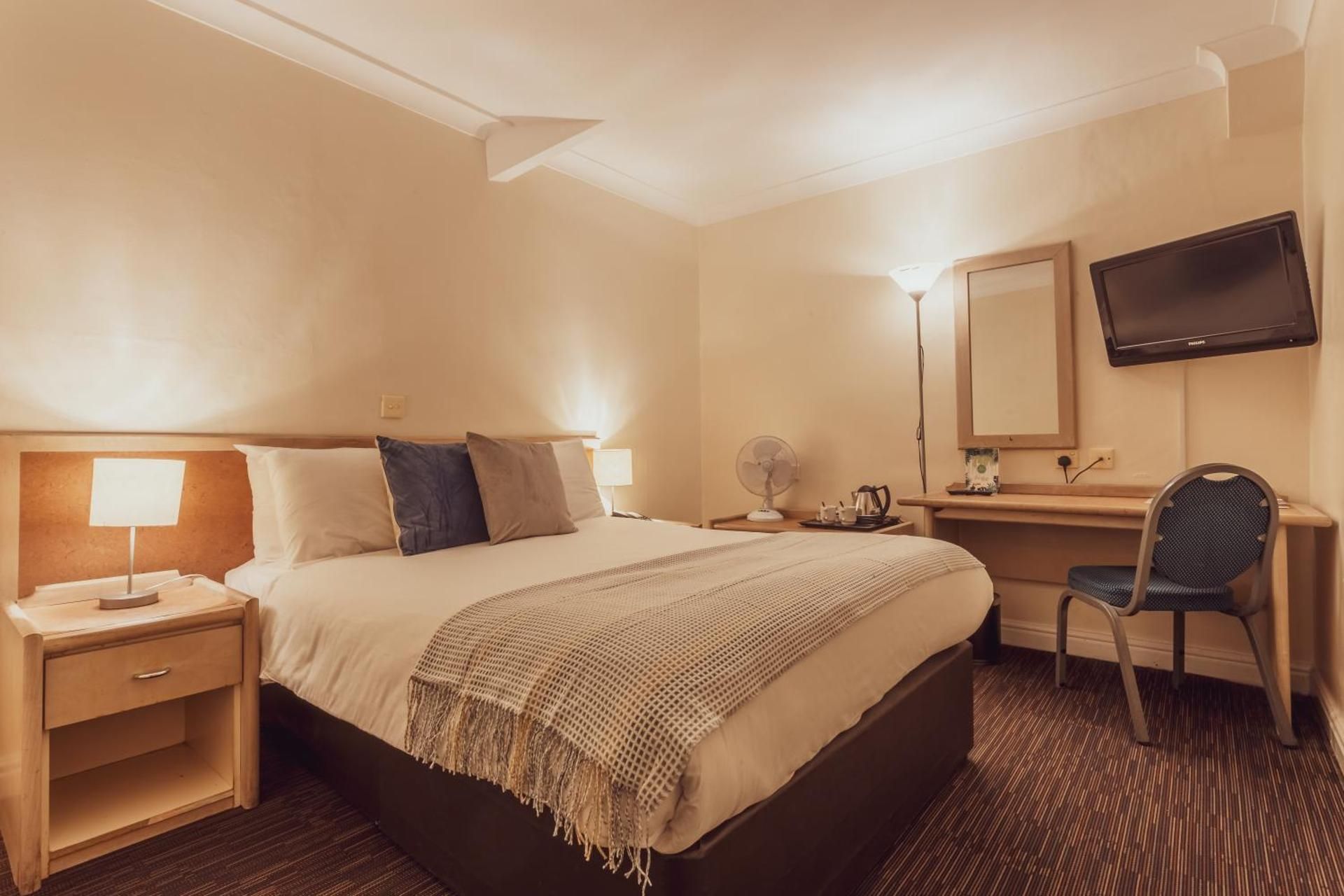 Gardens Hotel Standard Double Room 5