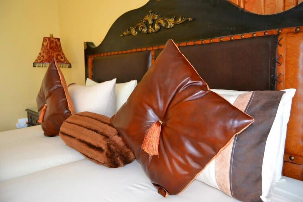 Kimberley Manor Guesthouse Luxury Room with Balcony View