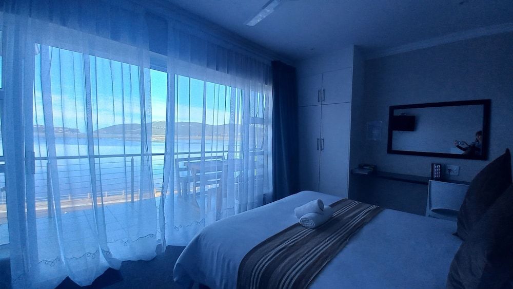 Phoenix Lodge and Waterside Accommodation Luxury Studio, 1 Queen Bed, Balcony, Lagoon View 3