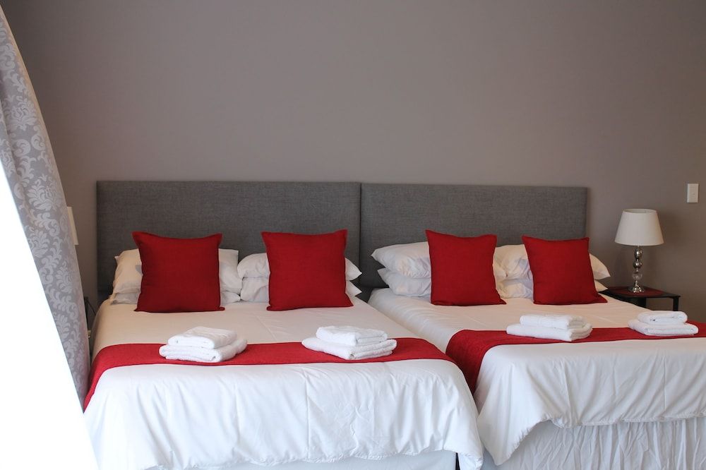 undefined Phoenix Lodge and Waterside Accommodation 3