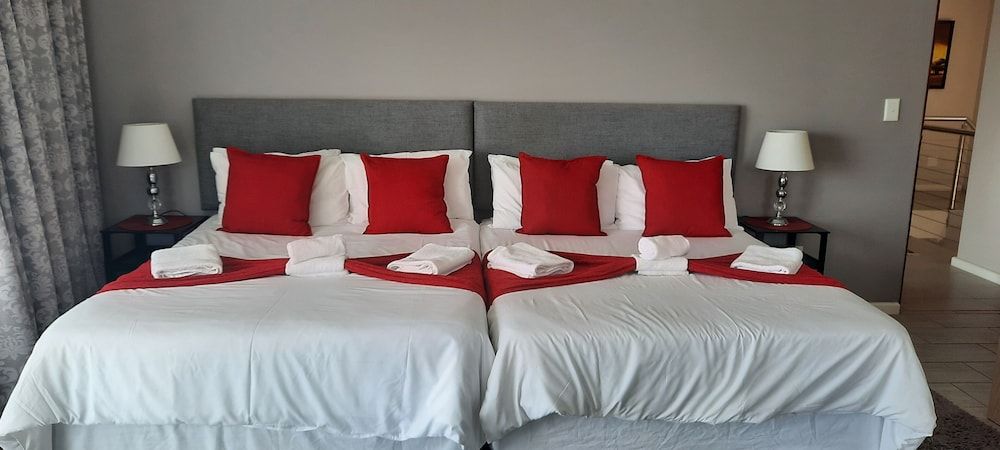 undefined Phoenix Lodge and Waterside Accommodation 4