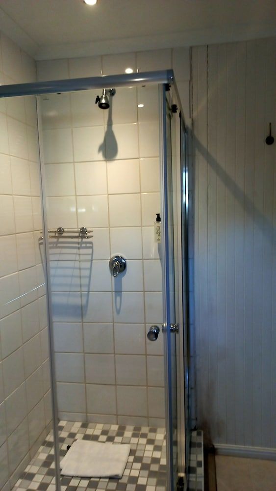 Phoenix Lodge and Waterside Accommodation Standard Double Room, Lagoon View 5