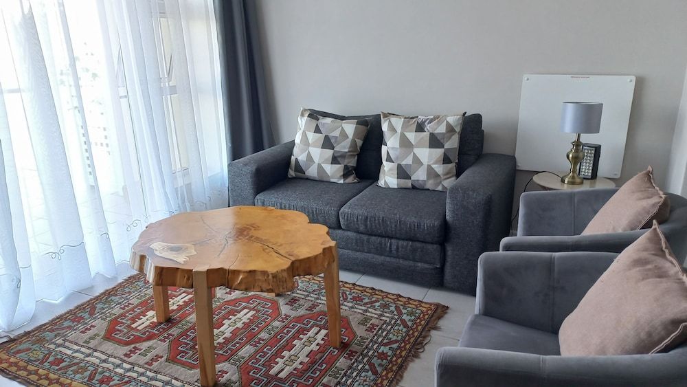 Phoenix Lodge and Waterside Accommodation Luxury Apartment, Balcony, Lagoon View 6