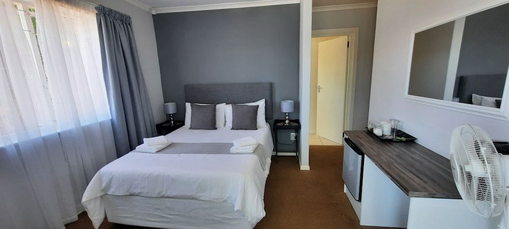 Phoenix Lodge and Waterside Accommodation Standard Double Room, Lagoon View 3