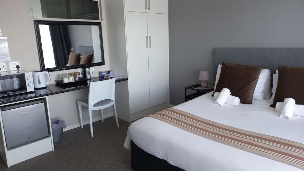 Phoenix Lodge and Waterside Accommodation Luxury Studio, 1 Queen Bed, Balcony, Lagoon View 5