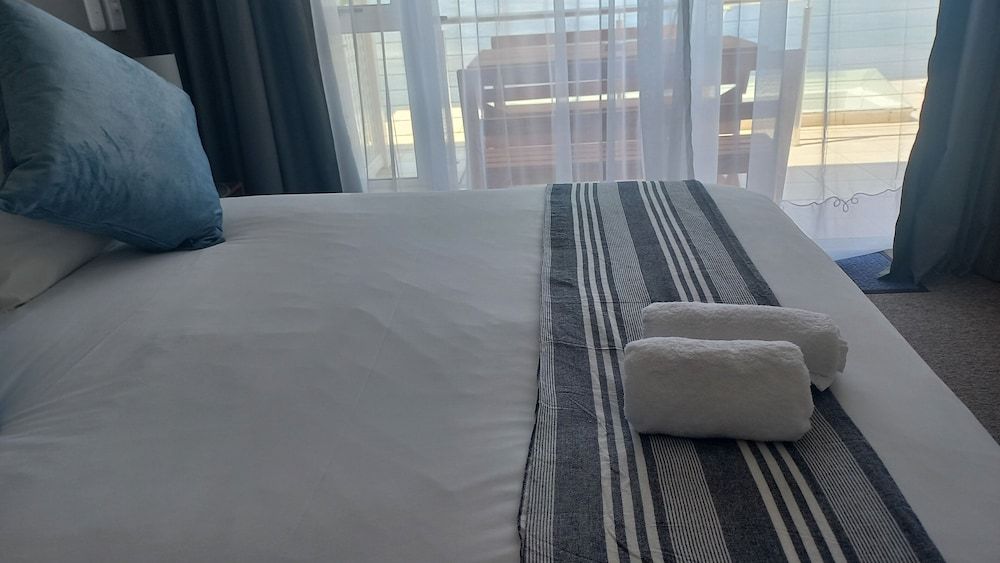 Phoenix Lodge and Waterside Accommodation Luxury Apartment, Balcony, Lagoon View 2