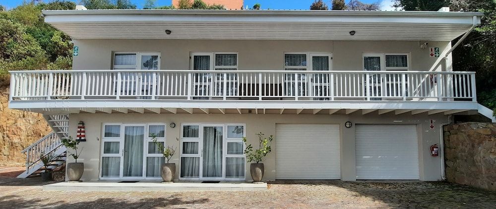 undefined Phoenix Lodge and Waterside Accommodation 2