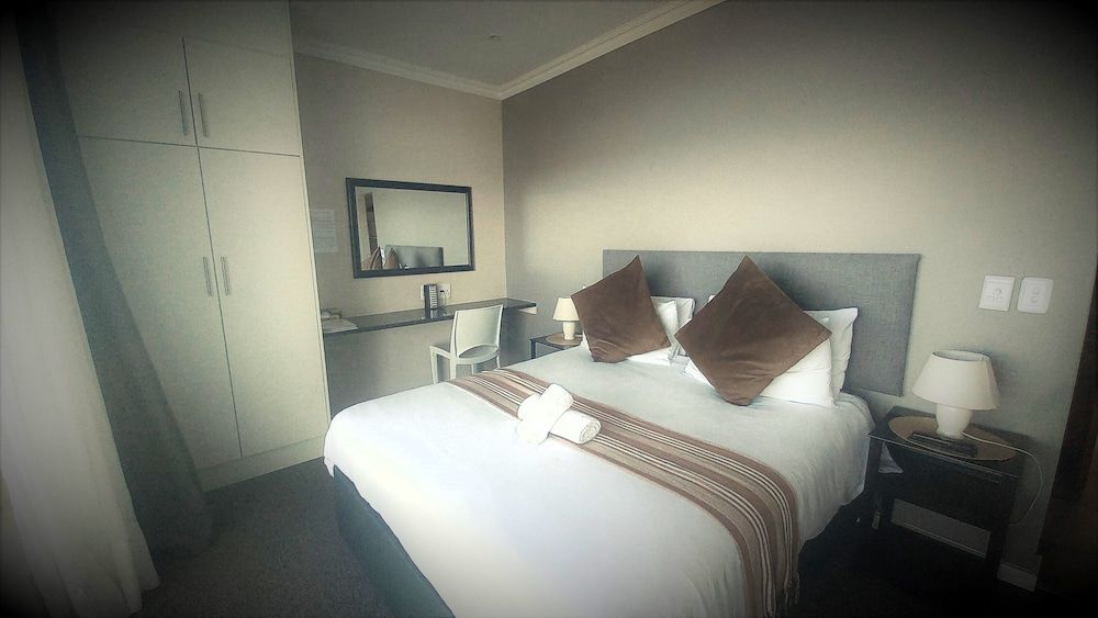 undefined Phoenix Lodge and Waterside Accommodation 9