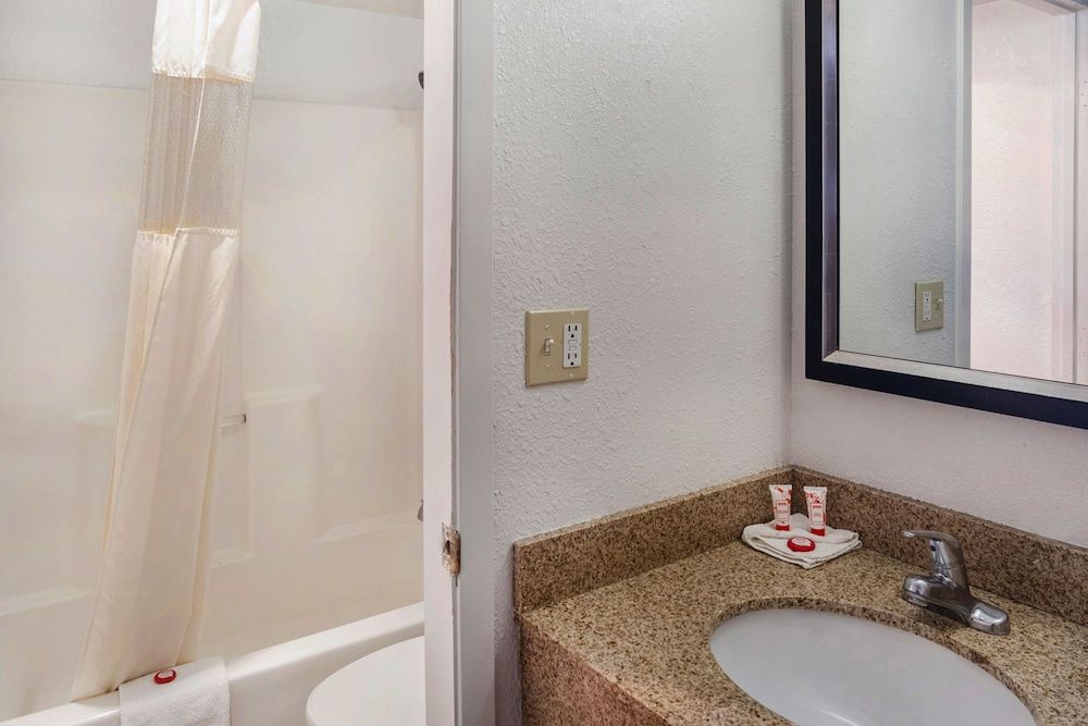 OYO Townhouse Dodge City KS Room, 1 King Bed 3