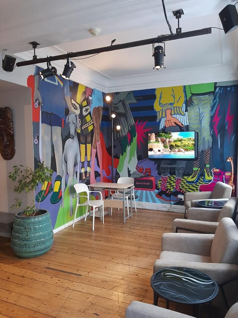 undefined Daddy Long Legs Art Hotel 8