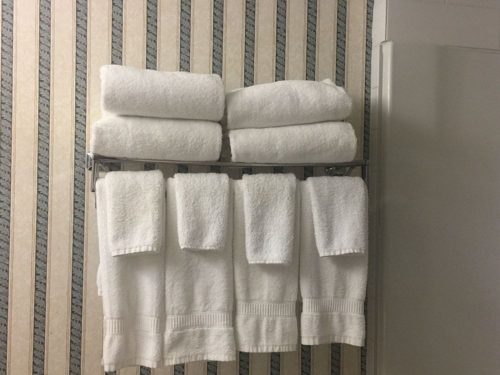 Comfort Inn & Suites University Standard Room, 1 King Bed, Non Smoking 4