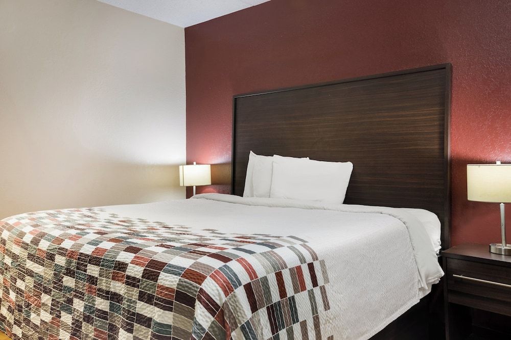 Red Roof Inn & Suites Statesboro - University Standard Room, 1 King Bed, Smoking