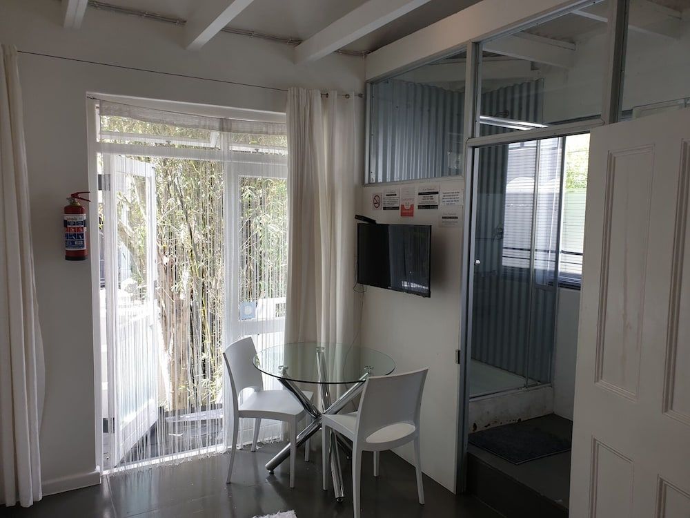 4 on Highworth Basic Studio, 1 Queen Bed 4