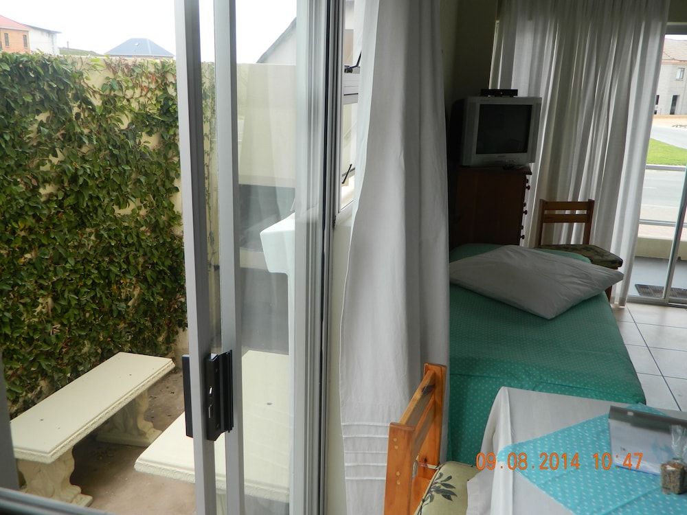 Whale Watchers Inn S/ Catering Unit - Mom's Place 4