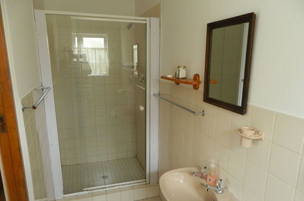 Whale Watchers Inn S/ Catering Unit - Mom's Place 3