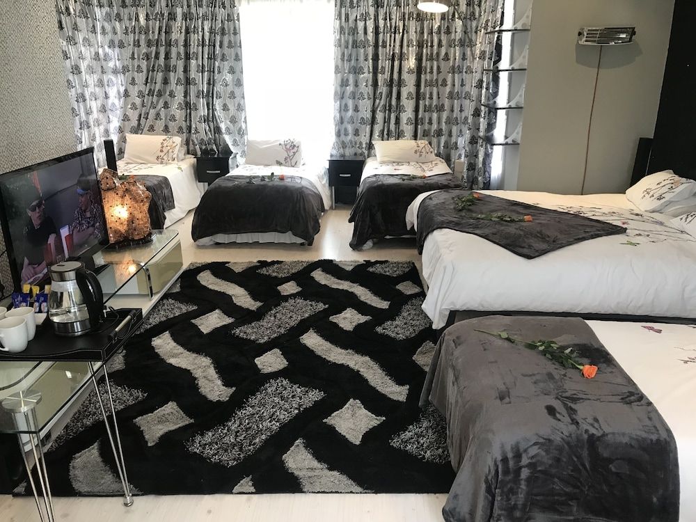 Africa Paradise Airport Boutique Hotel Luxury Studio Suite, 1 Bedroom, Pool View 3