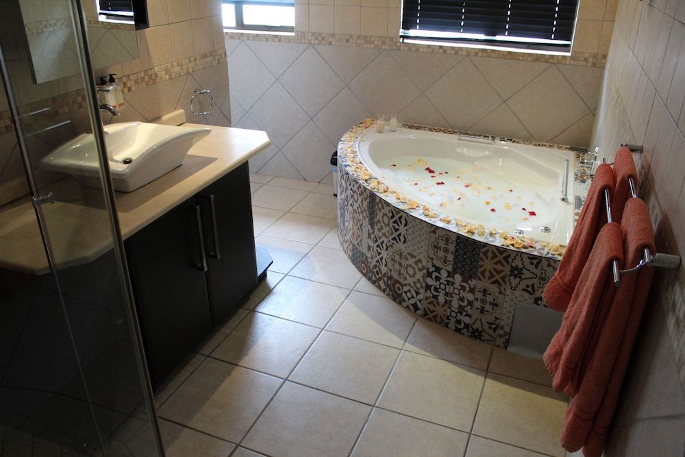 Africa Paradise Airport Boutique Hotel Deluxe Double or Twin Room, 1 King Bed 10