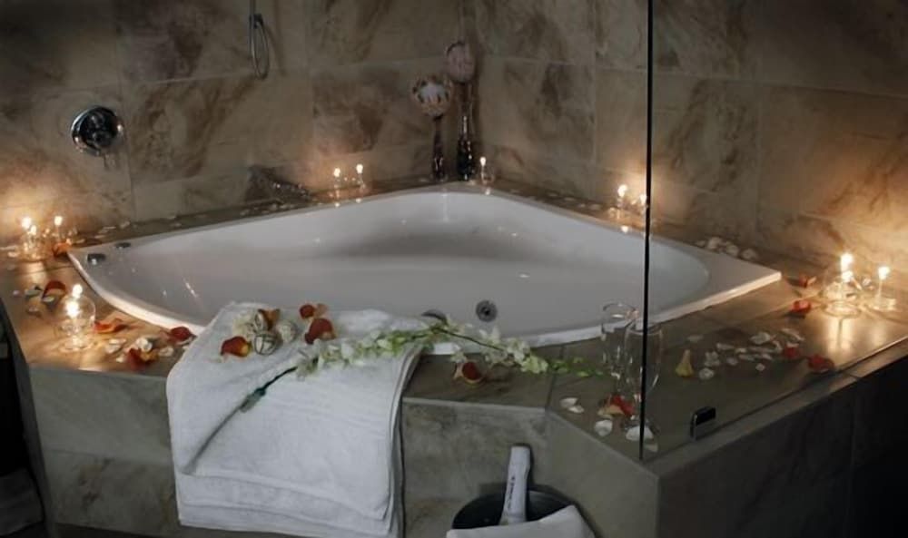 Africa Paradise Airport Boutique Hotel Luxury Studio Suite, 1 Bedroom, Pool View 8