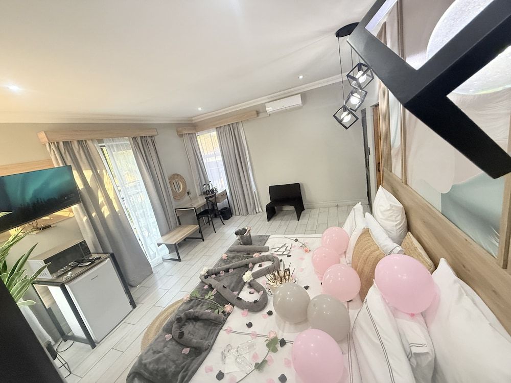 Africa Paradise Airport Boutique Hotel Deluxe Double or Twin Room, 1 King Bed 7