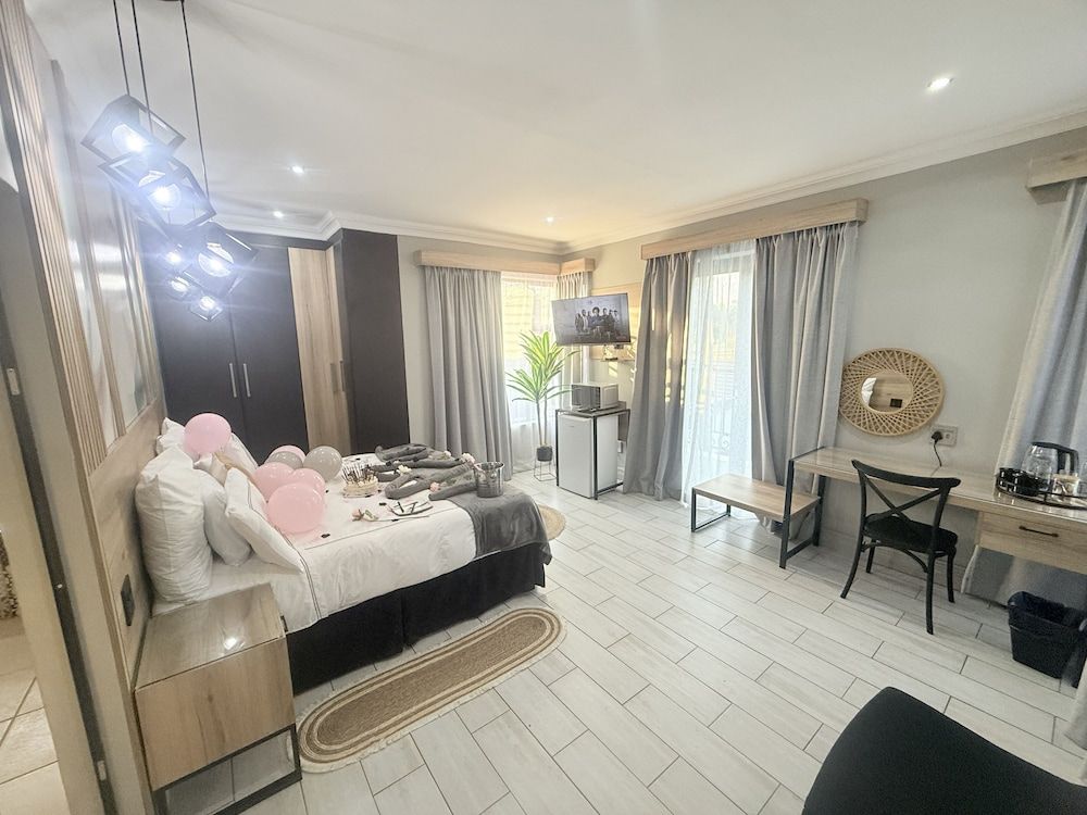 Africa Paradise Airport Boutique Hotel Deluxe Double or Twin Room, 1 King Bed 3