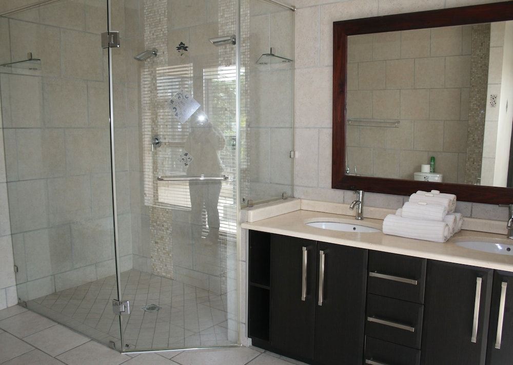 Africa Paradise Airport Boutique Hotel Luxury Studio Suite, 1 Bedroom, Pool View 5