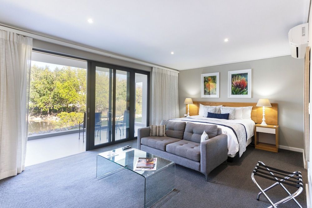 One bedroom Suite with Lake View
