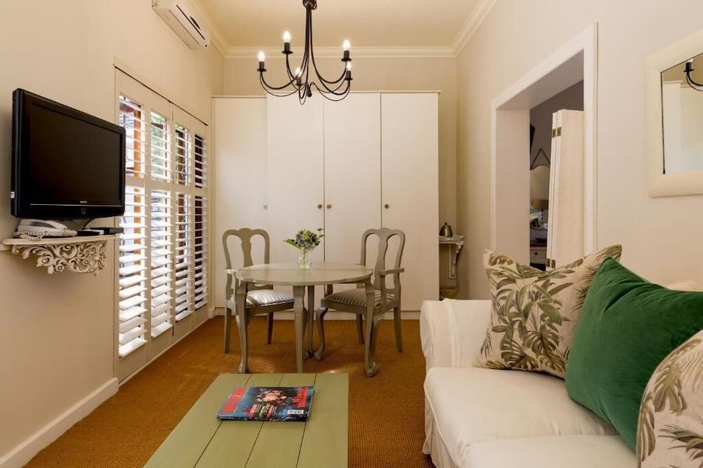 Fernwood Manor Deluxe Family Room with Private Garden 4