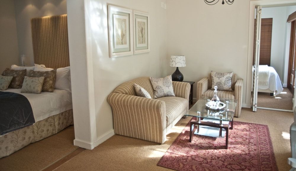 Fernwood Manor Deluxe Family Room with Private Garden 5