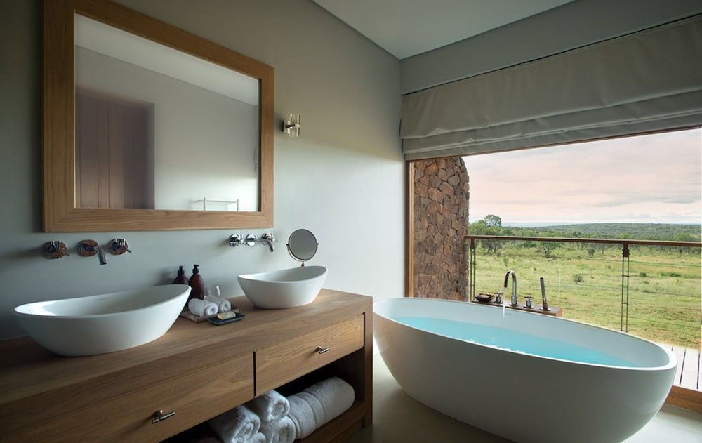 Mhondoro Safari Lodge & Villa Villa 3 ensuite Bedrooms 3