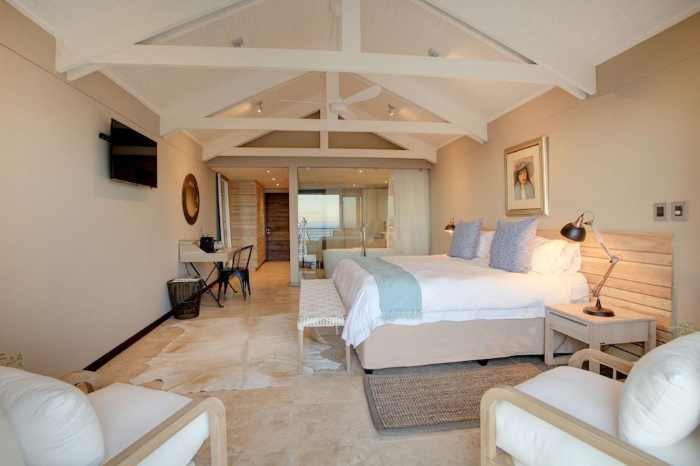 Abalone Guest Lodge Superior Double Room, 1 King Bed, Balcony, Ocean View 4