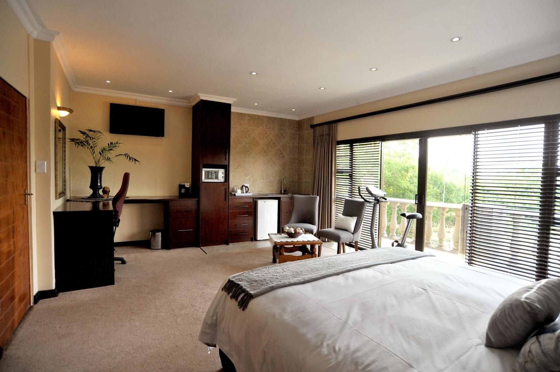 Sunset Manor Guest House Deluxe Double Room with Balcony 5