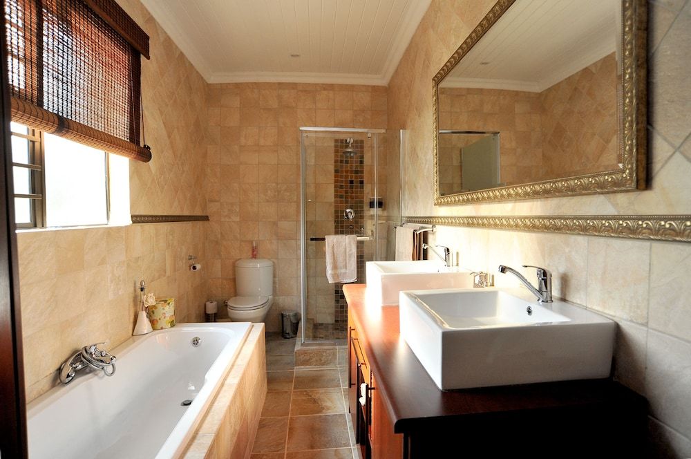 Sunset Manor Guest House Deluxe Double Room with Balcony 7