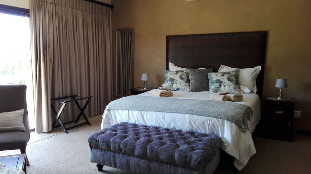 Sunset Manor Guest House Deluxe Double Room with Balcony 3