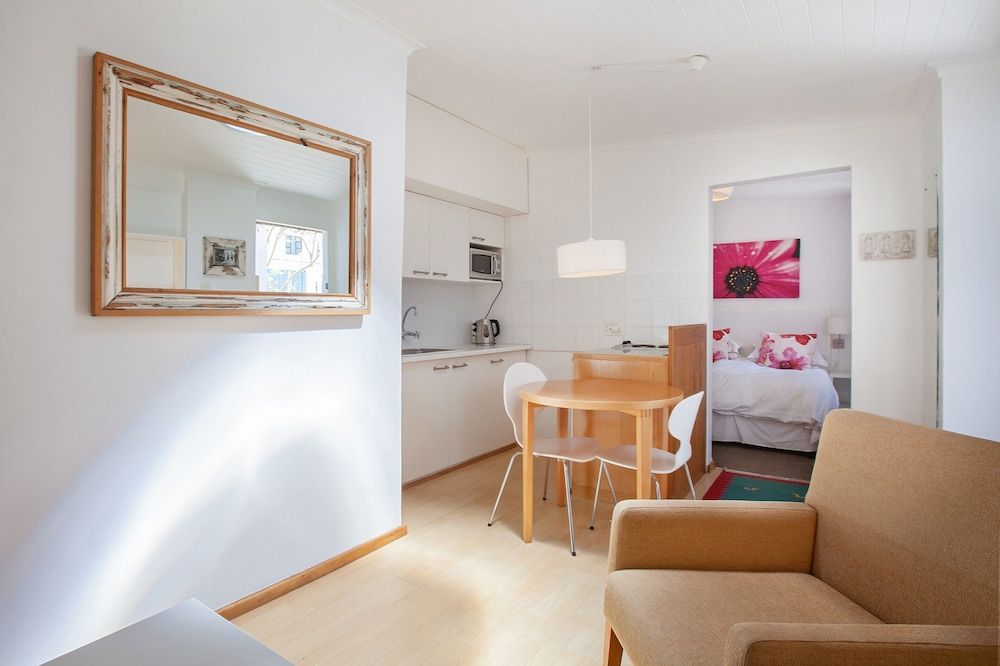 Barry Hall Apartments Garden Cottage 5