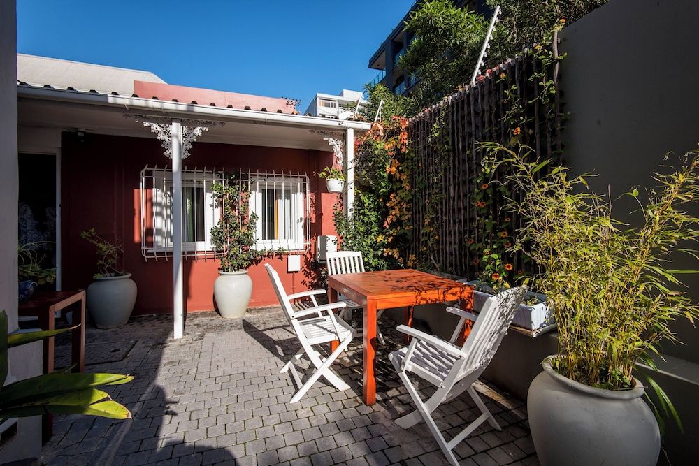 Barry Hall Apartments Garden Cottage 2