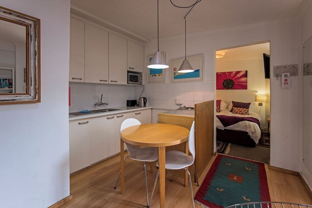 Barry Hall Apartments Garden Cottage 4