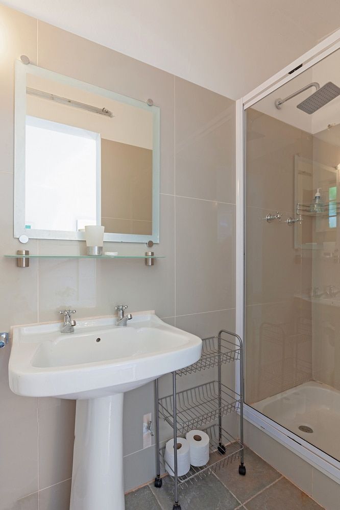 Barry Hall Apartments Garden Cottage 3