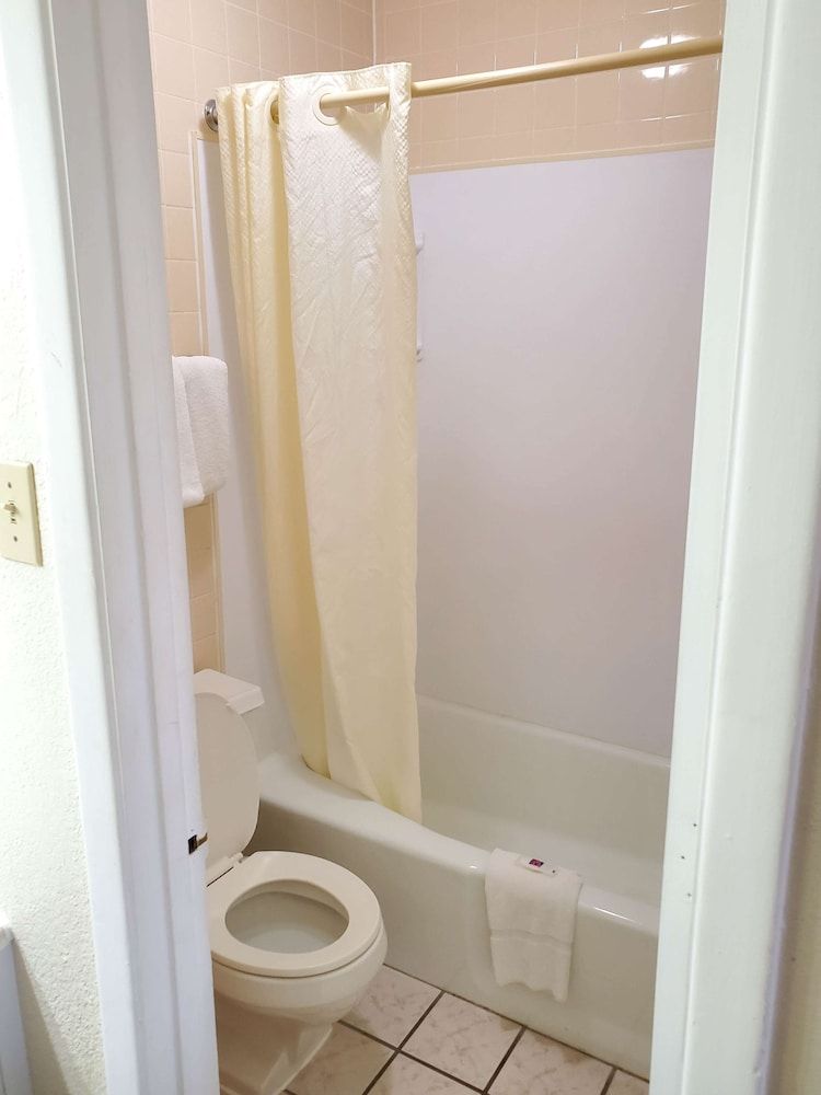 Motel 6 Shamrock, TX Standard Room, 1 King Bed, Non Smoking 6